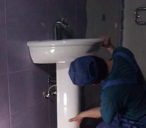 Установка раковины в ванной в Среднеуральске
