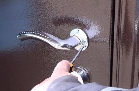 Замена дверной ручки металлической двери в Среднеуральске