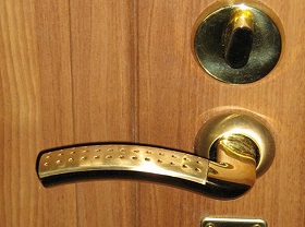 Замена дверной ручки входной двери в Среднеуральске
