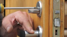 Замена личинки замка входной двери в квартире в Среднеуральске