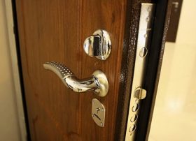 Замена входной двери в квартире в Среднеуральске