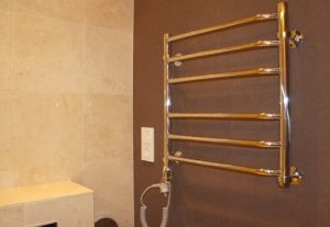 Установка электрического полотенцесушителя в ванной в Среднеуральске